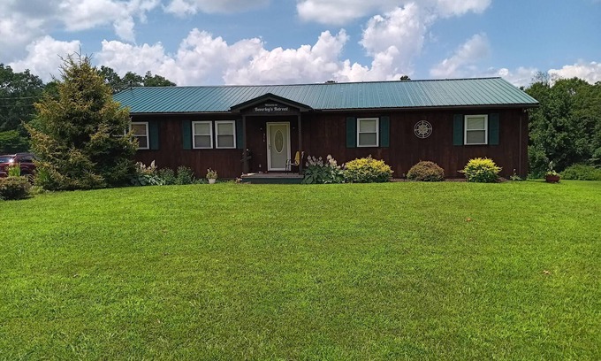 Fayetteville Casa | New River Gorge Pickleball Retreat, Hot Tub, Games, Family Fun Minutes To Town!