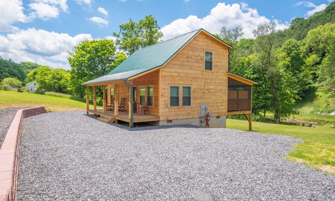 Creston Cabina | New River Log Cabin + HOT TUB + Fire Pit