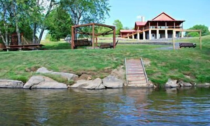 West Jefferson Casa | Hasta el 28 de junio, $ 100 DE DESCUENTO de 3 a 6 noches al reservar en línea. ¡New River Retreat ofrece 6 amplias suites en el Río Nuevo! WIFI, amplio