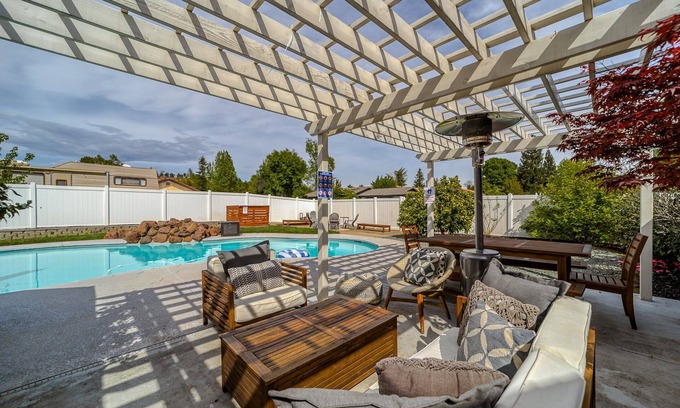 Lake Redding Estates Casa | *NEW* 🌄Riverside Retreat🌅 with Pool & Hot Tub