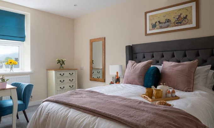 Penygroes Casa | NEW Romantic, dog friendly hideaway, Snowdon views