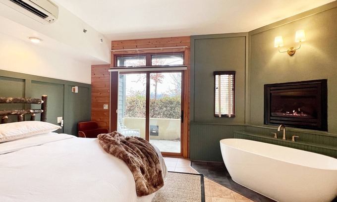 Whittier Apartamento | NEW! Romantic Spa Suite with Fireplace & Den