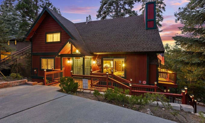 Blue Jay Casa | New! Rustic & cozy cabin w/pool table, deck, garage, dog friendly!
