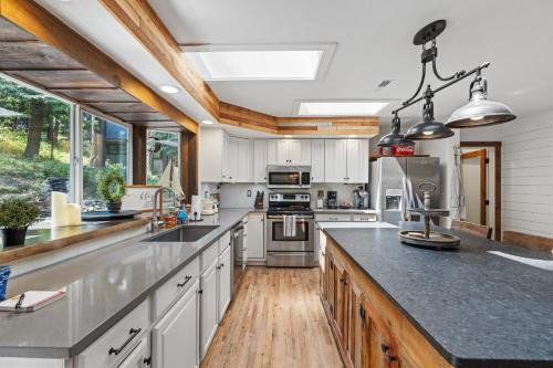 McCall Casa | New! Rustic Retreat - Near downtown, parks & hospital - Hot tub - 5 bd