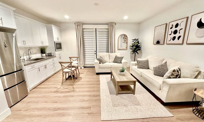 Riverside Villa | New Safe 1 Bedroom Retreat King Bed Washer Wifi in Quiet UpScale Riverside Hills