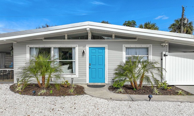 Sarasota Casa | NEW! Sea Mist Hideaway | Lanai, Outdoor Lounge + Fire-Pit!