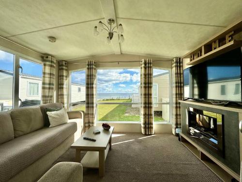 Woodhorn Otro | New Sea View Platinum Caravan with Huge Decking