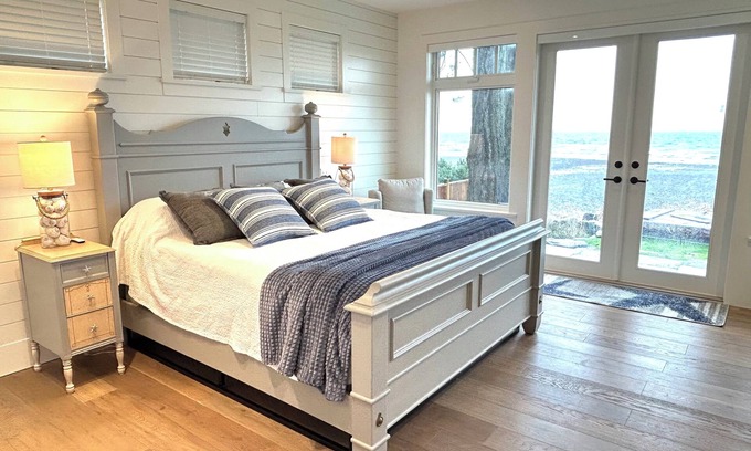 Regional District of Nanaimo Cama Y Desayuno | NEW "Seabreeze B&B" on walkout beach in beautiful Qualicum Beach