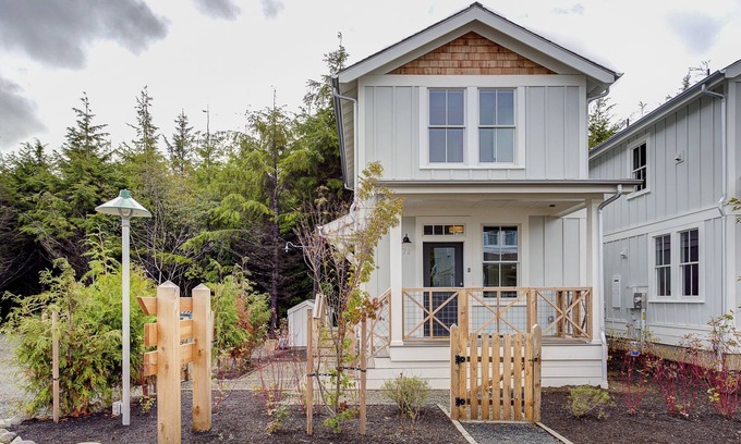 Seabrook Casa | New* Seabrook's Northwest Cabin, your launching point for vacation goals!