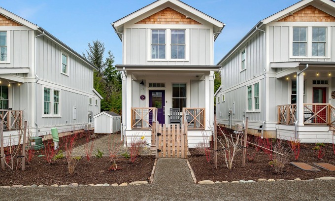 Seabrook Casa | *New* Seabrook's Purple Pelican, Hot Tub, Close to Pool!