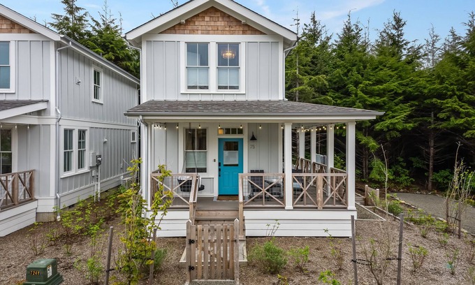 Seabrook Casa | *New* Seabrook's Robins Nest: Dog Friendly, Hot Tub!