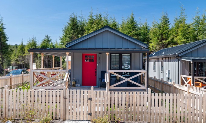 Pacific Beach Casa | New* Seabrook's Sara Sea, hot tub and fully-fenced yard
