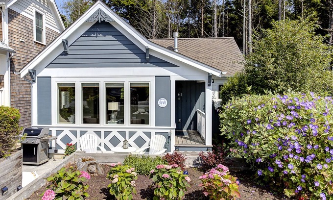 Seabrook Casa | *New* Seabrook's Woodland Cottage: Dog Friendly!