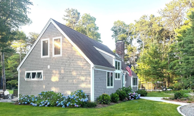 Summersea Casa | NEW SEABURY 3-bdrm Sleeps 8, Walk to Beach, Great Location, Dog Friendly
