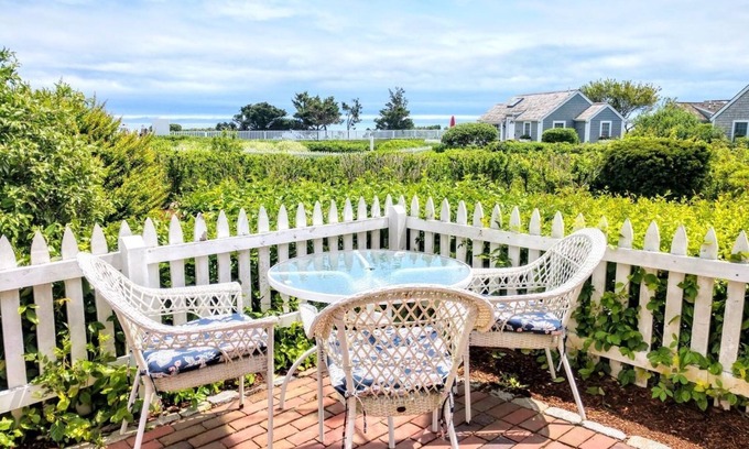 Mashpee Cabaña | New Seabury cottage, stunning ocean views, steps to private beach in maushop