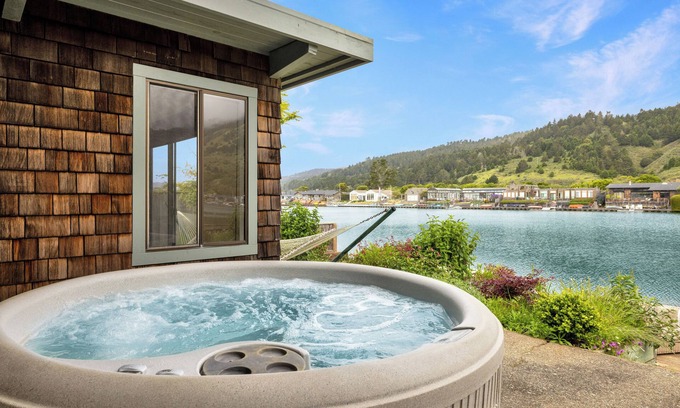 Stinson Beach Casa | NEW Seadrift Waterfront Kayaks, SUPS, Dock, Spa