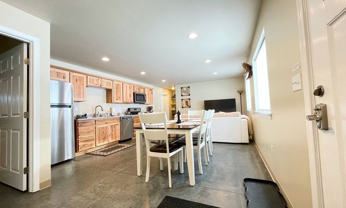 Knik-Fairview Apartamento | New secluded and peaceful 1 bedroom Alaska hideaway apartment.