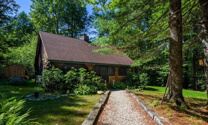 Andover Cabina | NEW! Secluded Log Cabin in the Mountains -- Minutes from Okemo