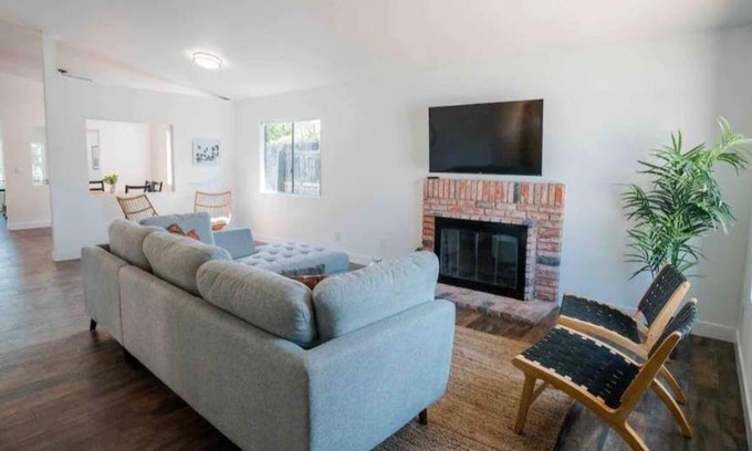 Bay Terraces Casa | NEW Siena Fun Full House Retreat