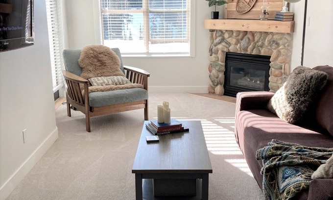Silver Star Mountain Condominio | *NEW* Ski IN/OUT, Top Floor, King Bed, 5min walk to village