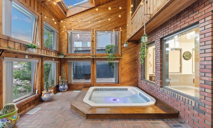 Scenic Heights Casa | NEW! SPA/HotTub - GameRoom - 3xBars - 4xFireplaces