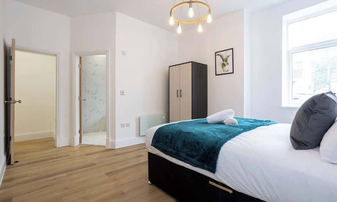 Walkden Apartamento | NEW! Spacious Flat, Ideal for Business, Sleeps 4!