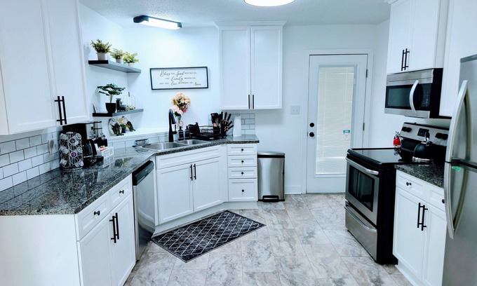 Fayetteville Casa | New Spacious 4-bedroom Home & Big Fenced Yard