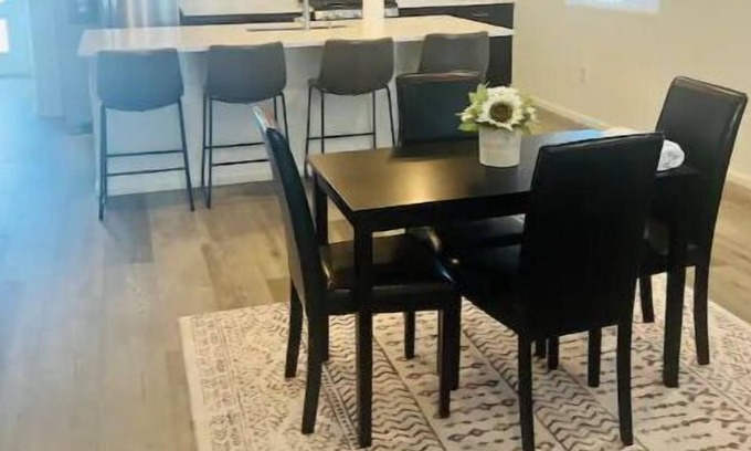 Watkins Apartamento | New, spacious and inviting home.