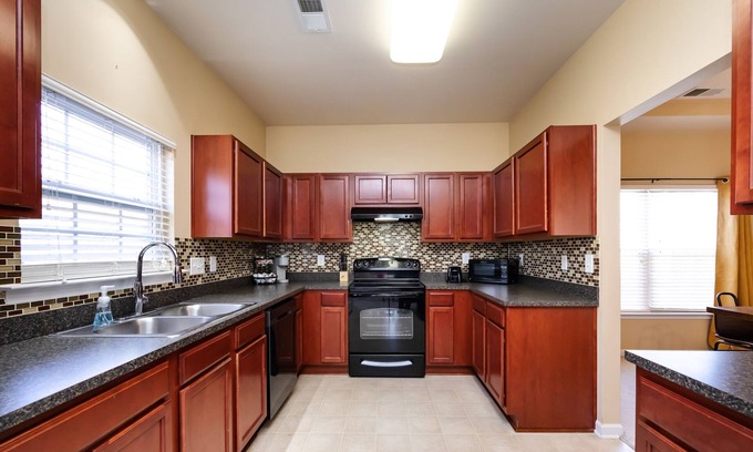 Charlotte Casa | NEW! Spacious Family Friendly Home ~Yard for Pets!