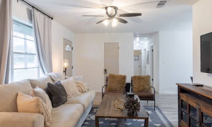 Brenham Casa | New! Spacious Home, Close to Downtown!