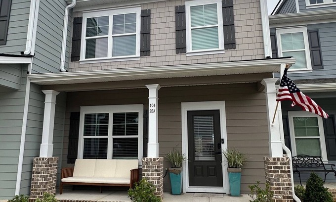 Lake Oconee Casa | NEW Spacious Lake Oconee Townhome! Stunning views & 100's feet of waterfront!