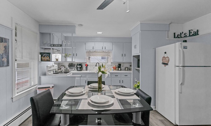 Natick Apartamento | NEW! Spacious & Newly Remodeled Home + FREE Parking + 5 Mins From PVD Airport
