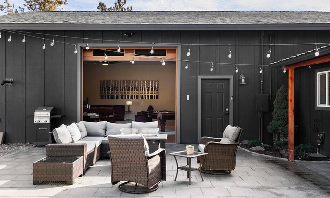 Bend Casa | NEW! Spacious Tumalo Ranch Retreat on 3+ acres, pet friendly with hot tub