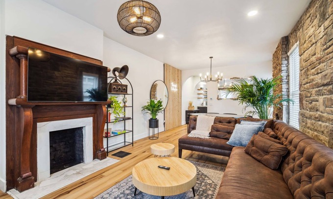 Weinland Park Casa | NEW spacious unit in the OSU Campus District,Walk to Expo Cntr, 6 Beds-Sleeps 10