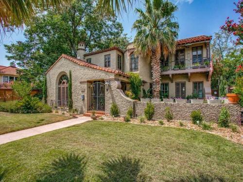 Woodlawn Lake Villa | New! Spanish Gem-HotTub-Pool-Mins to River Walk