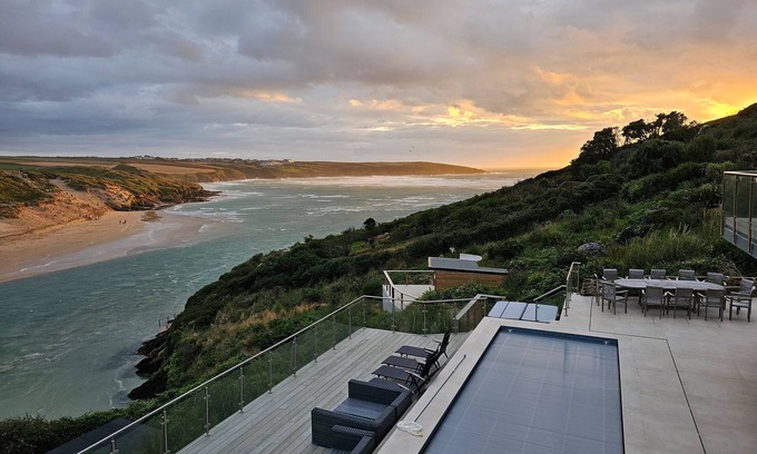 Newquay Casa | New Spectacular 7 bedroom house on south facing cliff overlooking beach and sea.