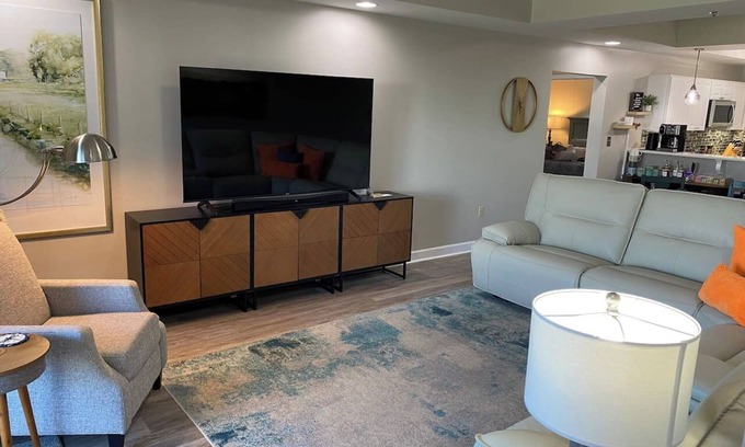 Bluff City Condominio | New, SpeedwaySkyview 3BR/3BA@BMS