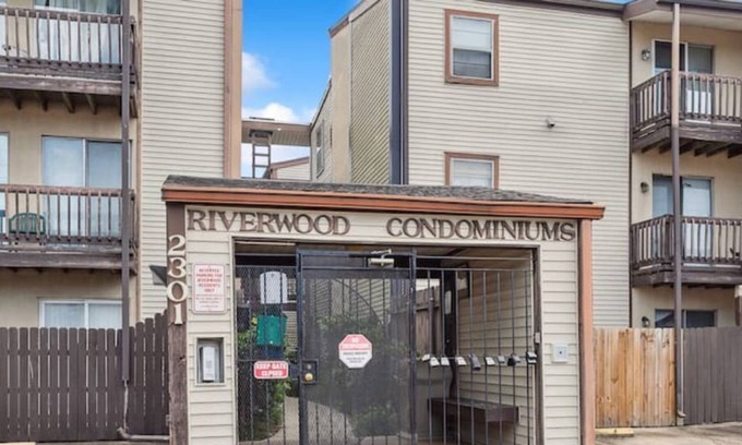 Metairie Apartamento | NEW Spider-Man Themed w Pool New Orleans Airport