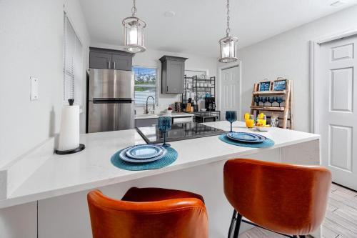 New Port Richey Casa | NEW Steps to Downtown - 7 Mins to Beach & Free Parking