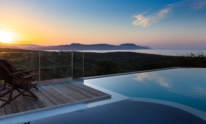 Episkopi Villa | Nueva villa de piedra con vistas panorámicas al mar, a 2 km de una playa de arena.