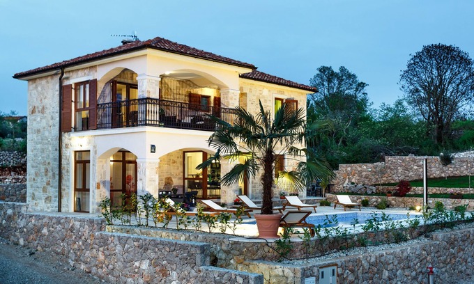 Malinska-Dubasnica Villa | Nueva villa de piedra con piscina, Merblick, parrilla, parque infantil, en una zona tranquila.