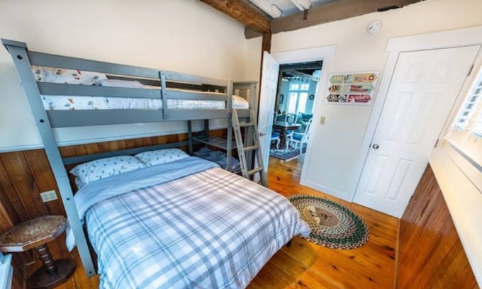 Winhall Casa | NEW! Stratton, Bromley, Mt. Snow, Okemo Sleeps 10.