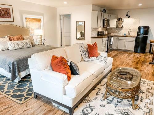 Columbia Apartamento | New Studio Apt w KING Bed 1mi to Columbias Sq