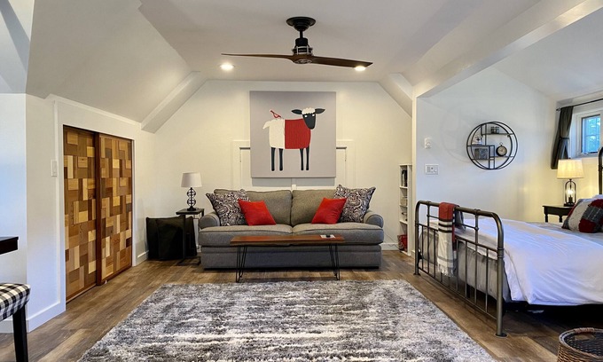 Stowe Apartamento | NEW! Studio Loft in Stowe Hollow