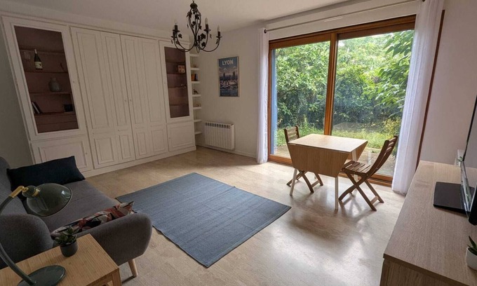 Margnolles - Rhone Apartamento | New! Studio with private garden - Caluire proche croix rousse. Garage available