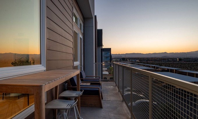 Enterprise Apartamento | New Stunning 2-Bedroom Penthouse in gated community and near the Strip