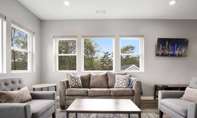 Bensenville Condominio | New Stunning 2BED 2BATH Apartment. Close to METRA, O'Hare and Rivers Casino