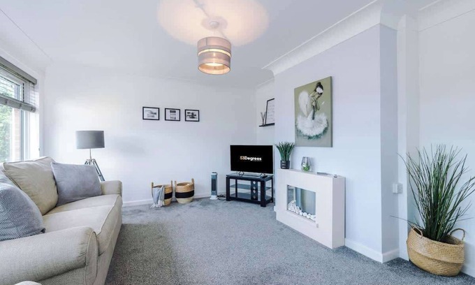 Wrexham Casa | NEW! Stunning Bungalow, Ideal for Groups, Parking!