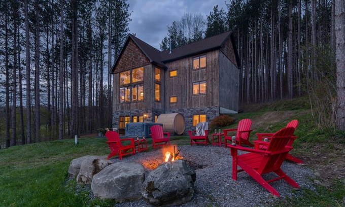 Ellicottville Chalet De Esquí | New & Stunning Chalet!⛷ A+ Reno, Hot-Tub, Barrel Sauna, Slope Views, Fire Pit🔥
