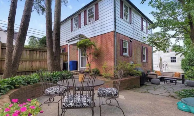 Baltimore Casa | NEW Stunning Lake Roland Forest Home Getaway Superhost